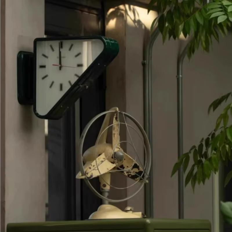 Horloges minimalistes pour salon
