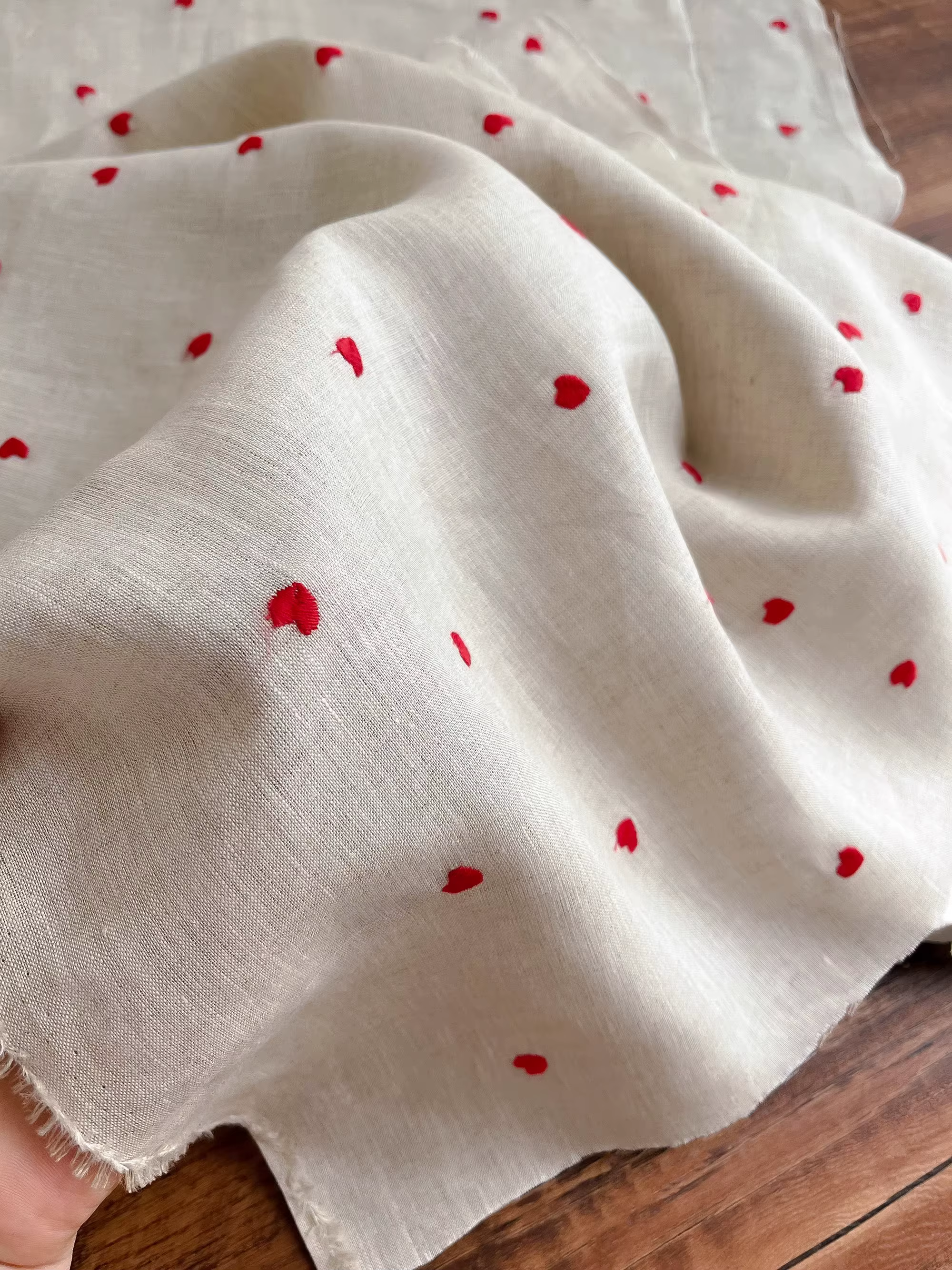 Tissu en lin brodé coeur rouge fait à la main