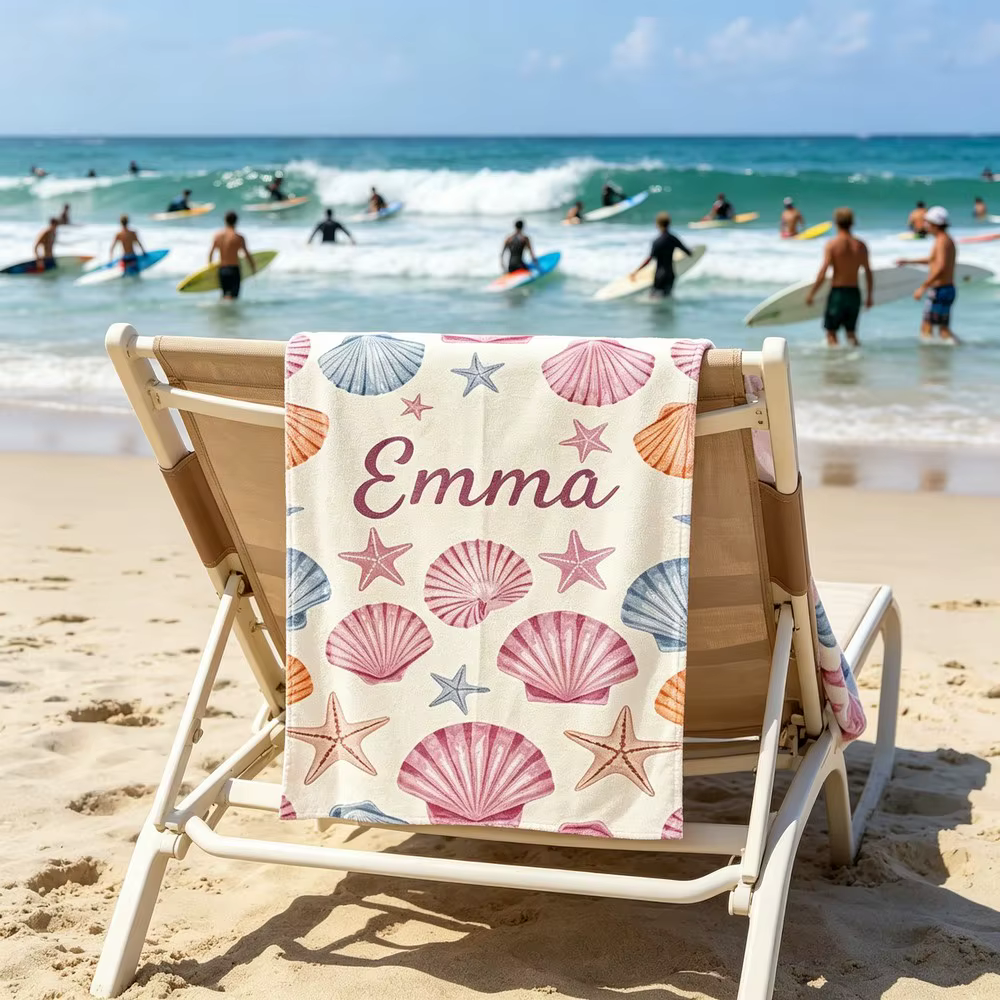 Cette serviette de plage à motif coquillage est résistante au soleil et au vent