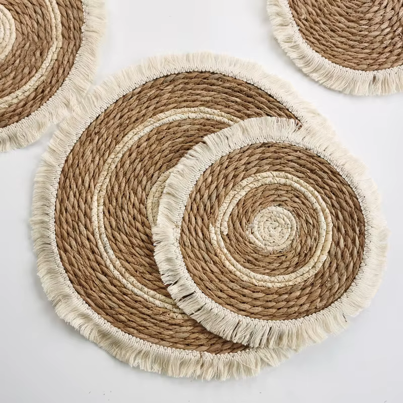 Napperon bohème en paille tissée avec pompon